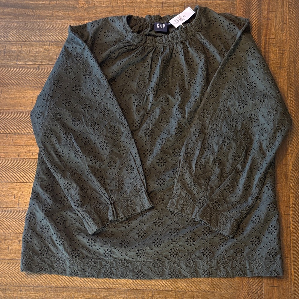 Gap women’s eyelet blouse NWT size medium tall